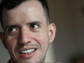 Un demandeur d’asile gay dépose une demande de dommages et intérêts suite aux expulsions de Trump vers la prison de torture du CECOT