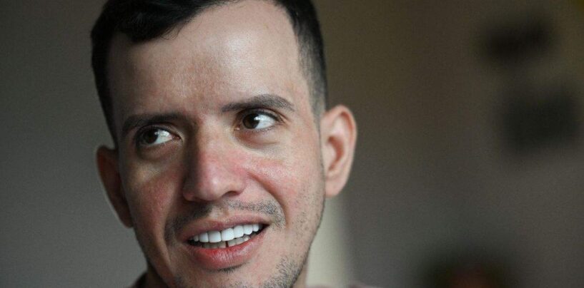 Un demandeur d’asile gay dépose une demande de dommages et intérêts suite aux expulsions de Trump vers la prison de torture du CECOT