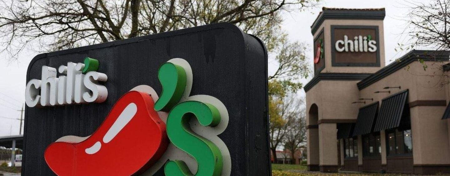 Un homme de l'Illinois poursuit Chili's, réclamant son licenciement pour identité transgenre