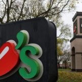 Un homme de l'Illinois poursuit Chili's, réclamant son licenciement pour identité transgenre