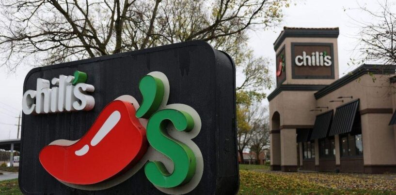 Un homme de l'Illinois poursuit Chili's, réclamant son licenciement pour identité transgenre