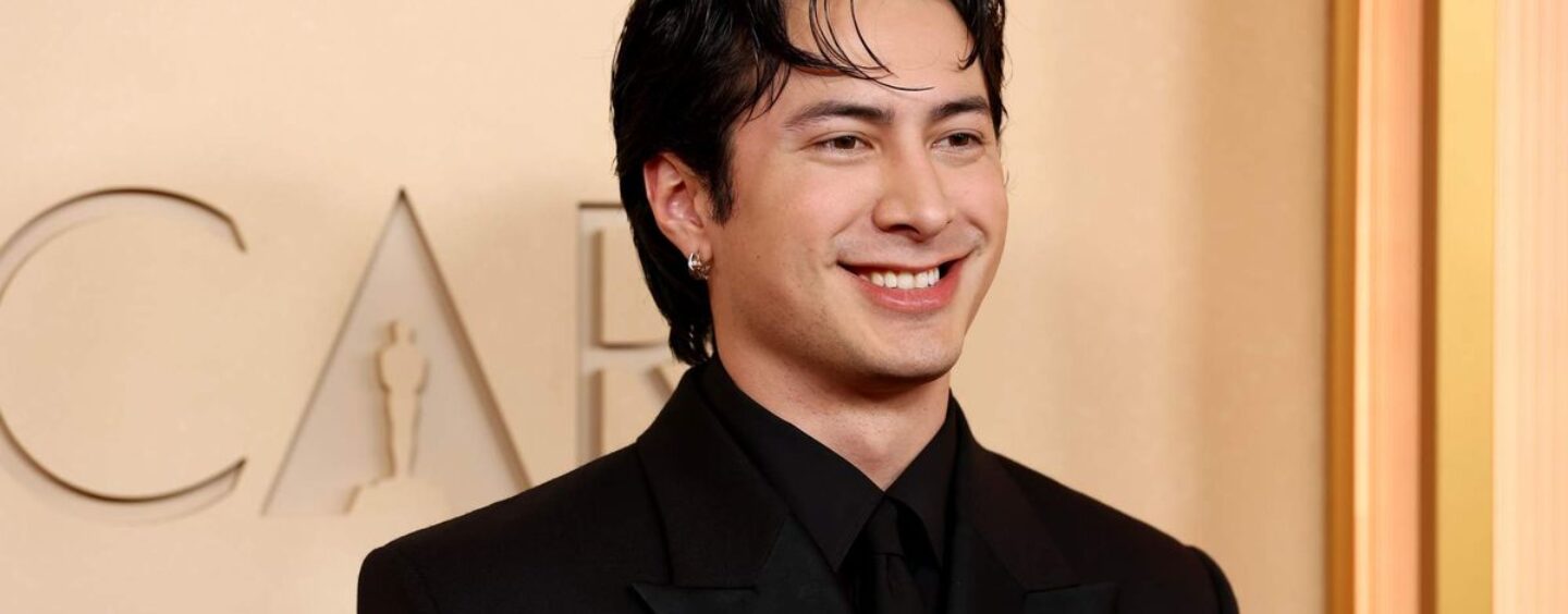 Hudson Williams ressemble à l'idole qu'il est sur le tapis rouge des Oscars