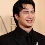 Hudson Williams ressemble à l'idole qu'il est sur le tapis rouge des Oscars