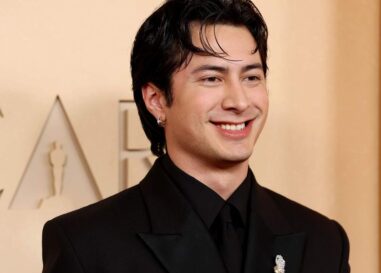 Hudson Williams ressemble à l'idole qu'il est sur le tapis rouge des Oscars