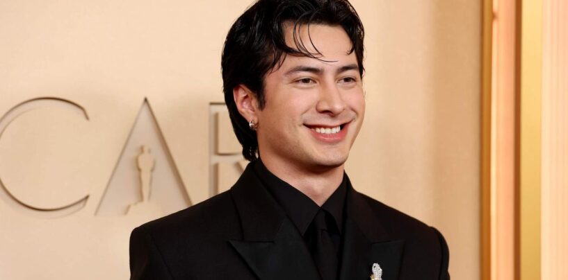 Hudson Williams ressemble à l'idole qu'il est sur le tapis rouge des Oscars