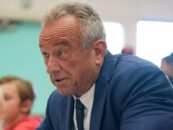 Le juge bloque les dangereux changements de politique vaccinale de RFK Jr.. L'ancien dirigeant du CDC qualifie cela de « grande nouvelle »