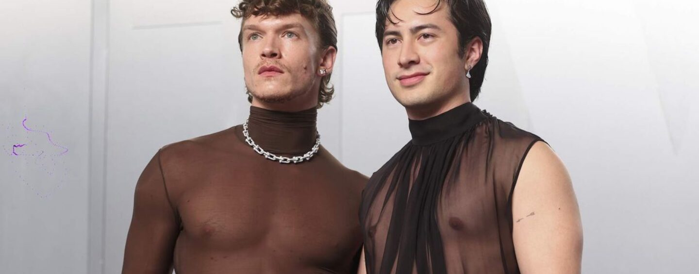 Connor Storrie et Hudson Williams portent des chemises sexy en maille à la soirée des Oscars de Vanity Fair