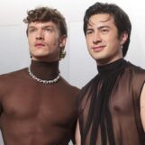 Connor Storrie et Hudson Williams portent des chemises sexy en maille à la soirée des Oscars de Vanity Fair