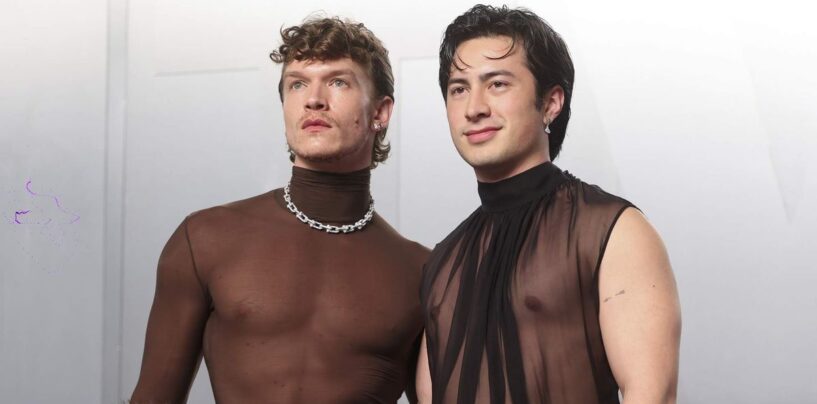 Connor Storrie et Hudson Williams portent des chemises sexy en maille à la soirée des Oscars de Vanity Fair