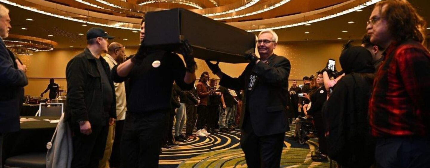 Des militants du VIH organisent des funérailles simulées pour mettre en lumière les coupes meurtrières du financement fédéral de Trump