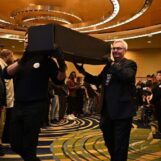 Des militants du VIH organisent des funérailles simulées pour mettre en lumière les coupes meurtrières du financement fédéral de Trump