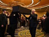 Des militants du VIH organisent des funérailles simulées pour mettre en lumière les coupes meurtrières du financement fédéral de Trump