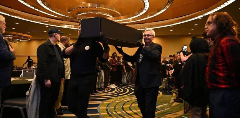 Des militants du VIH organisent des funérailles simulées pour mettre en lumière les coupes meurtrières du financement fédéral de Trump