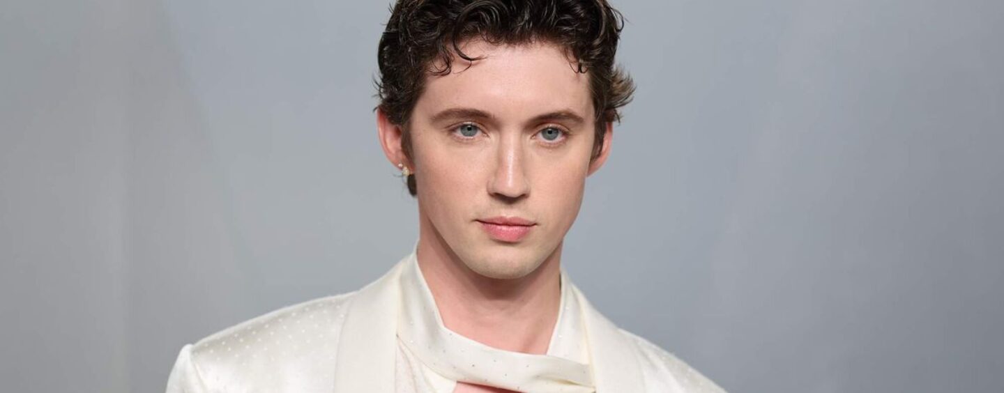 Troye Sivan montre son parcours heureux dans une tenue sexy des Oscars