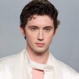 Troye Sivan montre son parcours heureux dans une tenue sexy des Oscars