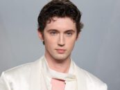 Troye Sivan montre son parcours heureux dans une tenue sexy des Oscars