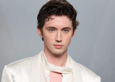 Troye Sivan montre son parcours heureux dans une tenue sexy des Oscars