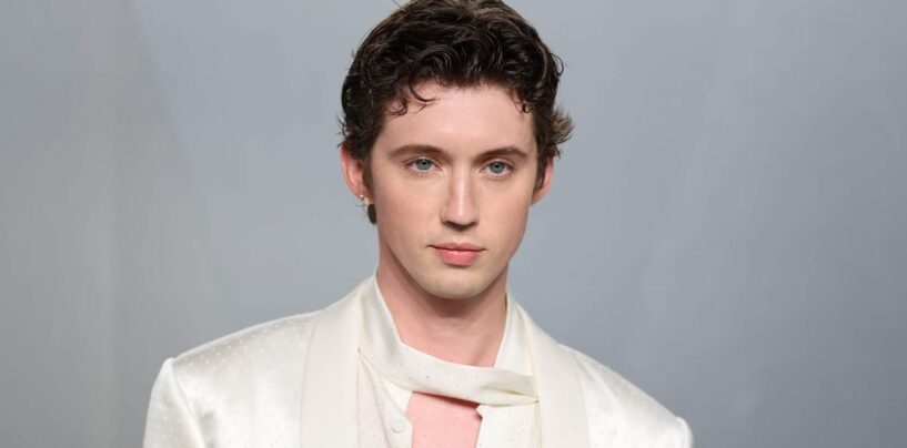 Troye Sivan montre son parcours heureux dans une tenue sexy des Oscars