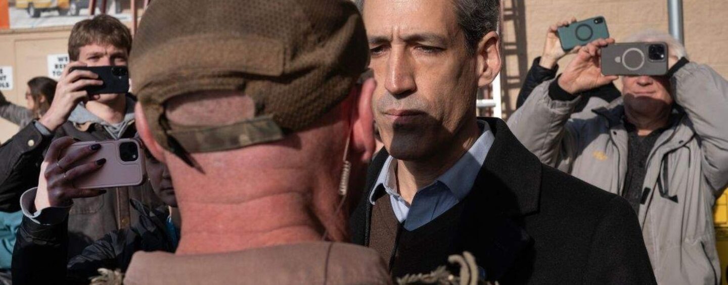 Qui est Daniel Biss, le démocrate qui a battu de peu la star de la génération Z Kat Abughazaleh dans l'Illinois