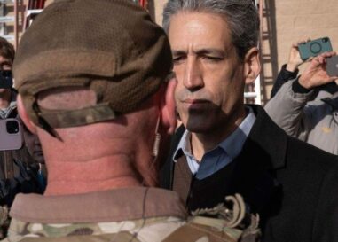 Qui est Daniel Biss, le démocrate qui a battu de peu la star de la génération Z Kat Abughazaleh dans l'Illinois