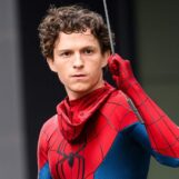 Tom Holland se déshabille et fait travailler ses muscles dans la nouvelle bande-annonce de Spider-Man