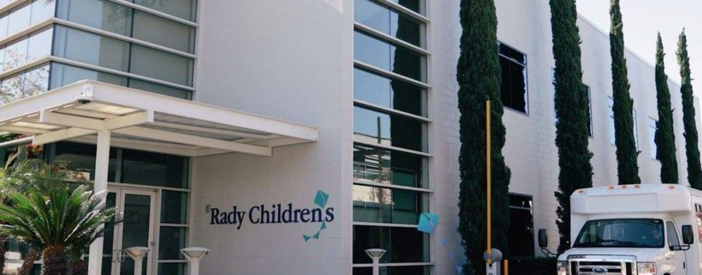 Des familles poursuivent le système hospitalier du sud de la Californie pour avoir refusé de soigner des jeunes transgenres