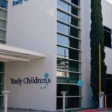 Des familles poursuivent le système hospitalier du sud de la Californie pour avoir refusé de soigner des jeunes transgenres