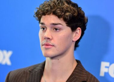 Les photos sexy torse nu de Noah Beck sur le tournage de Baywatch deviennent virales