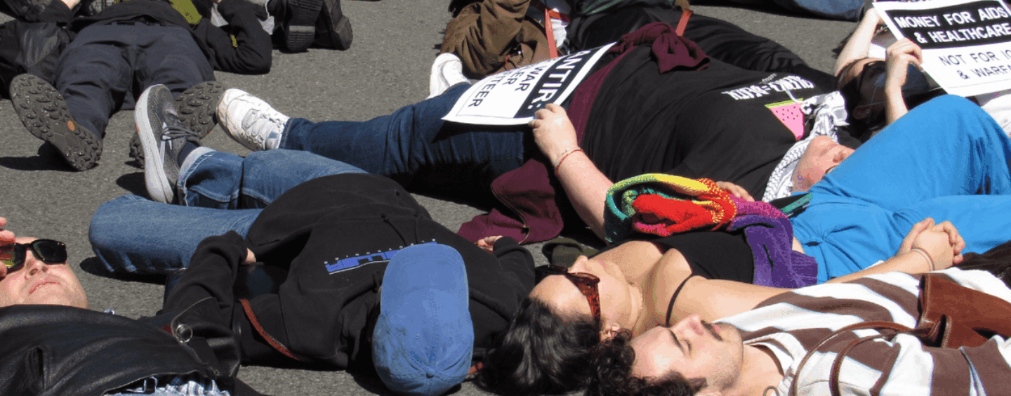 ACT UP marque son 39e anniversaire avec la mort de New York à Palantir à cause des contrats de l'administration Trump