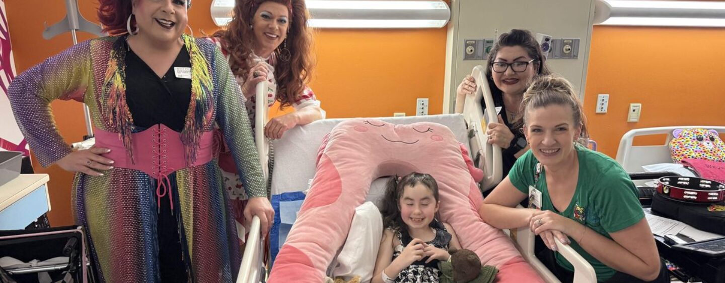 Un enfant de 7 ans s'est battu pour les drag queens. Quand elle est tombée malade, ils l'ont aidée à chanter à nouveau