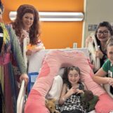 Un enfant de 7 ans s'est battu pour les drag queens. Quand elle est tombée malade, ils l'ont aidée à chanter à nouveau
