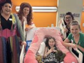 Un enfant de 7 ans s'est battu pour les drag queens. Quand elle est tombée malade, ils l'ont aidée à chanter à nouveau