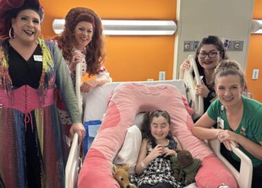 Un enfant de 7 ans s'est battu pour les drag queens. Quand elle est tombée malade, ils l'ont aidée à chanter à nouveau