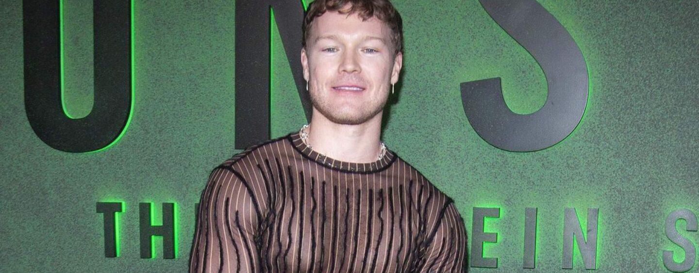 La star des Boots, Angus O'Brien, fléchit ses abdominaux en pack de six dans une photo torride