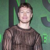 La star des Boots, Angus O'Brien, fléchit ses abdominaux en pack de six dans une photo torride