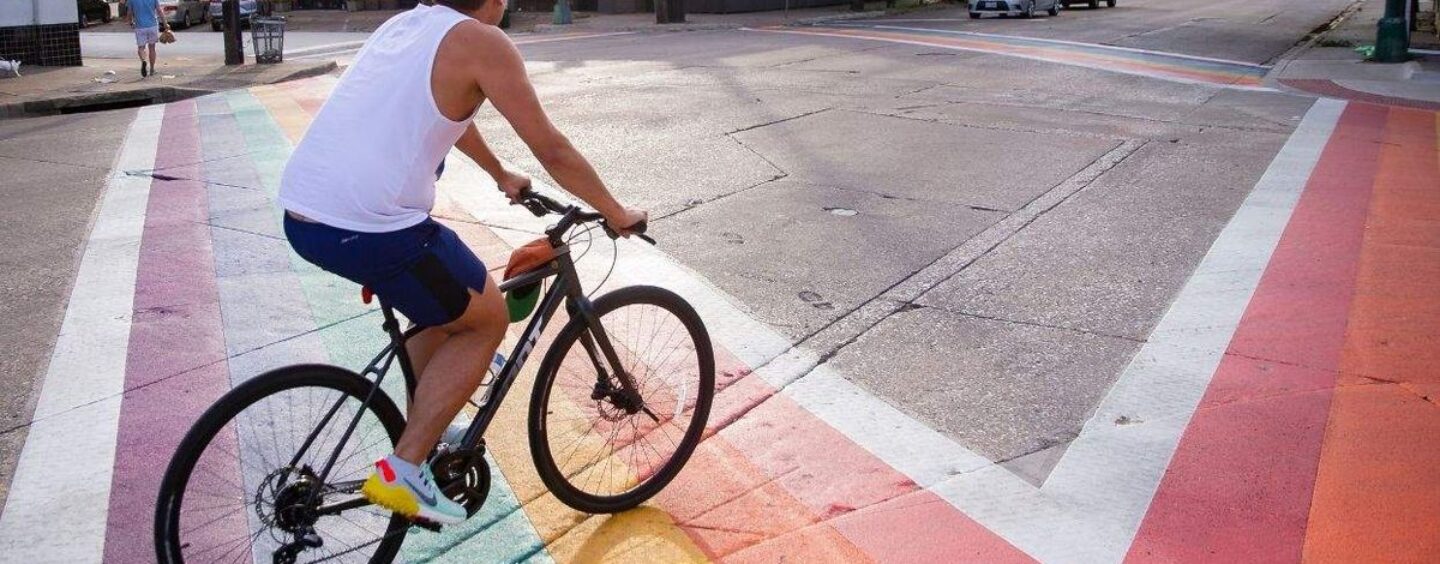 Dallas détruit des passages pour piétons arc-en-ciel sous mandat du Texas