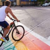 Dallas détruit des passages pour piétons arc-en-ciel sous mandat du Texas