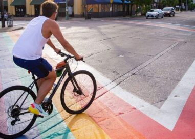 Dallas détruit des passages pour piétons arc-en-ciel sous mandat du Texas