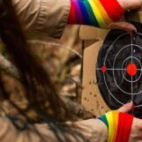 Le club de motards queer de l’Ohio répond aux lois anti-LGBTQ+ en apprenant à tirer avec des armes à feu