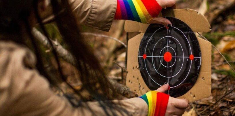 Le club de motards queer de l’Ohio répond aux lois anti-LGBTQ+ en apprenant à tirer avec des armes à feu