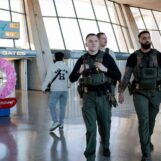 Les hauts responsables de Trump ne semblent avoir aucune idée de ce que les agents ICE sont censés faire dans les aéroports