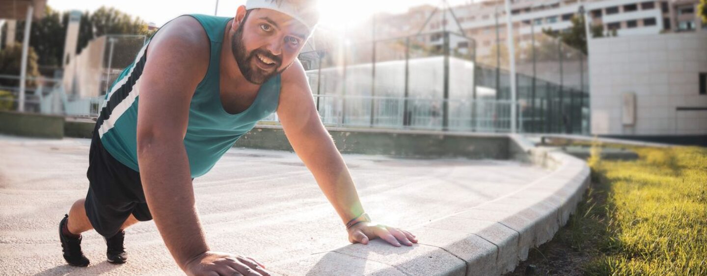 Un guide de l'ours pour développer ses muscles rédigé par des experts gays du fitness