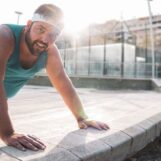 Un guide de l'ours pour développer ses muscles rédigé par des experts gays du fitness
