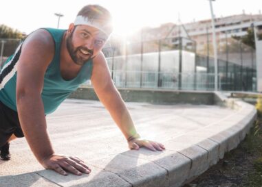 Un guide de l'ours pour développer ses muscles rédigé par des experts gays du fitness