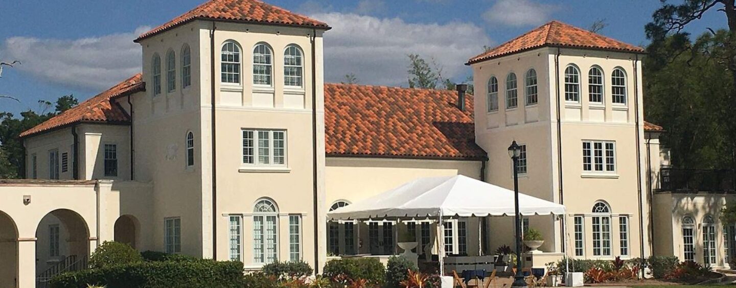 Le magazine féministe parcourt les campus avec des discussions sur la race et le genre, s'inspirant de Turning Point USA