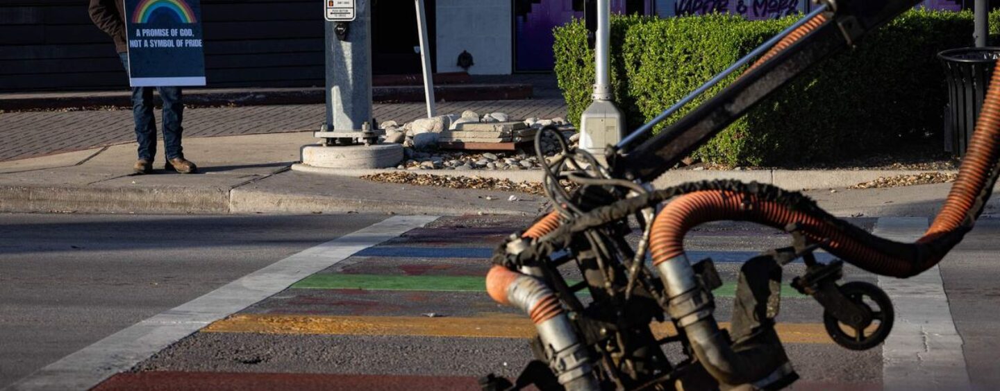 Arrêté pour avoir repeint les passages pour piétons effacés de la Dallas Pride, un Texas dit qu'il recommencerait