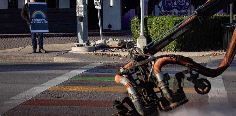 Arrêté pour avoir repeint les passages pour piétons effacés de la Dallas Pride, un Texas dit qu'il recommencerait