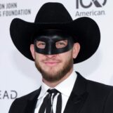 Orville Peck laisse les fans se cacher derrière le masque dans de nouveaux projets bruts