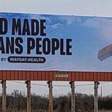 Des panneaux publicitaires « Dieu a créé les personnes trans » ont envahi les autoroutes du Kansas après que l'État a révoqué les cartes d'identité des personnes transgenres.