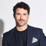 Robbie GK fléchit ses muscles forts dans une nouvelle vidéo de gym en sueur